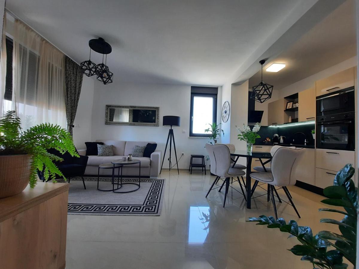 Enjoy Pula - New Apt With Terrace And Free Parking Garage מראה חיצוני תמונה