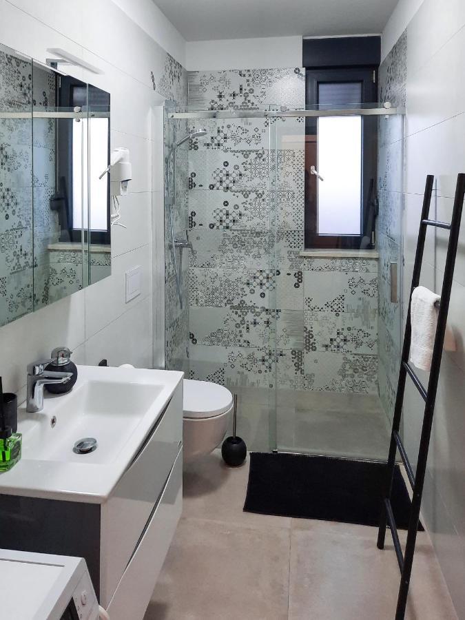 Enjoy Pula - New Apt With Terrace And Free Parking Garage מראה חיצוני תמונה